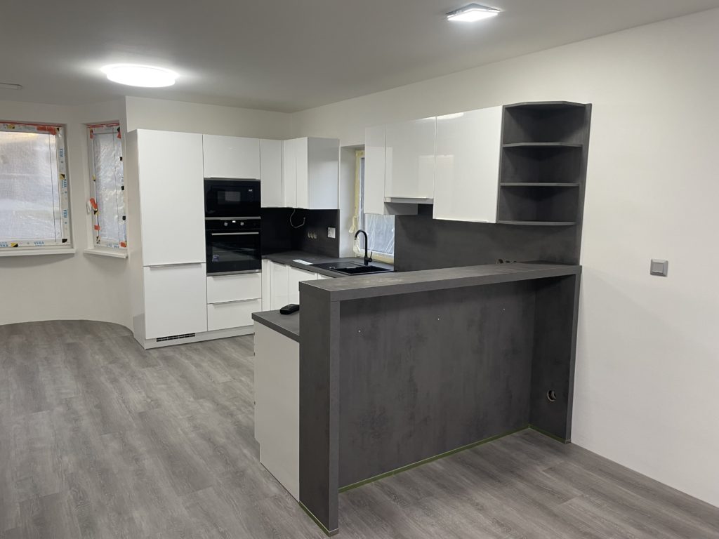 Moderní bílá kuchyně v lesku Klenovice