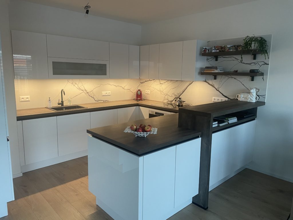 Moderní bílá kuchyňská linka Beroun