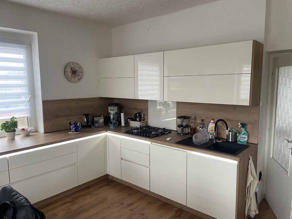 Bílá kuchyně na Roudné v Plzni