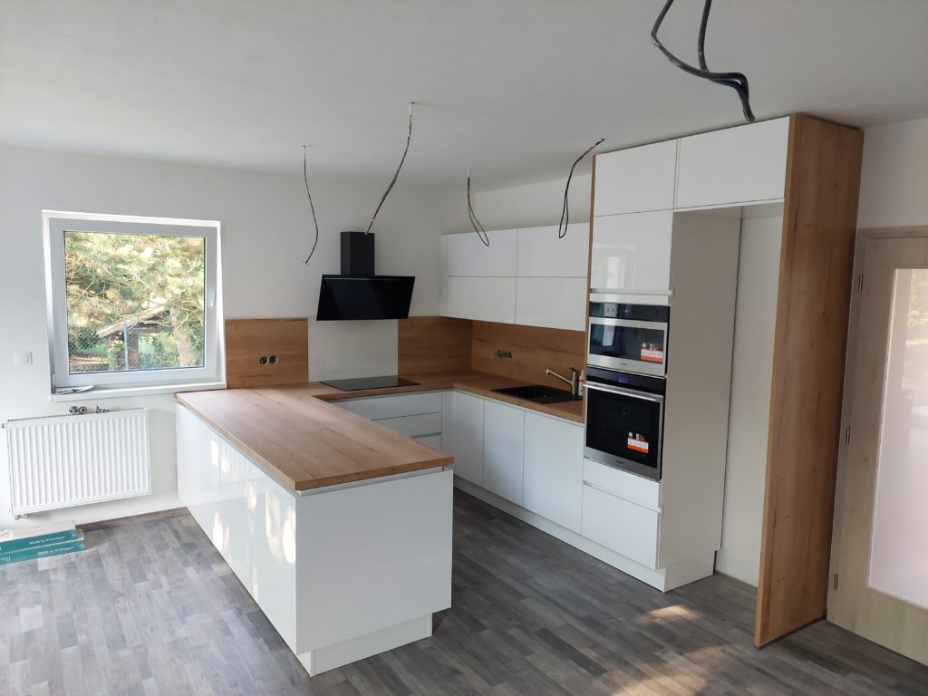 Moderní kuchyně v bílém lesku v Dýšině