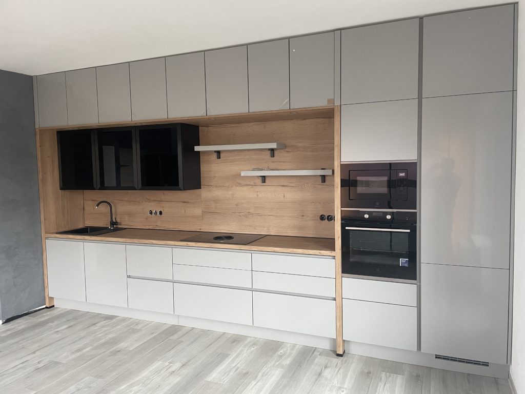 Kuchyň na míru v Plzni kombinuje šedou a dřevo