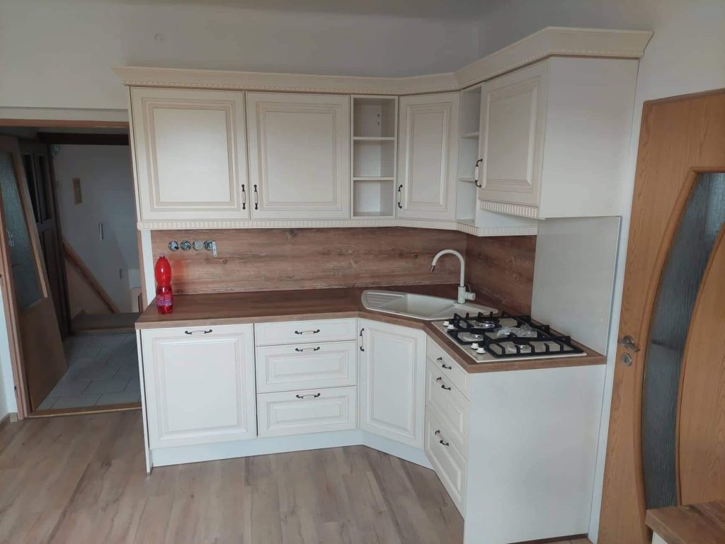 Rohová kuchyně v rustikálním stylu v Plzni