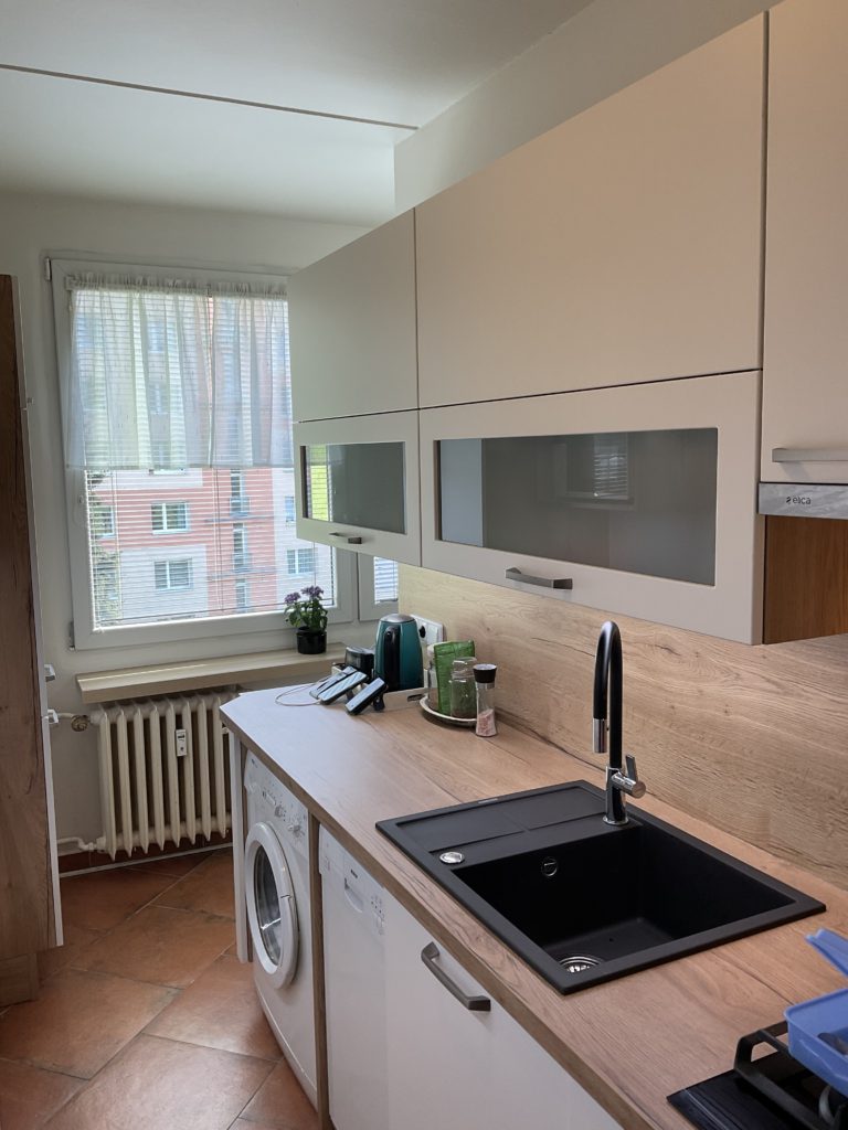 Paneláková kuchyně v Plzni na Doubravce