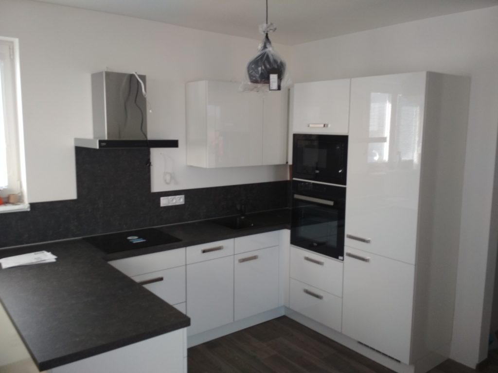 Černobílá kuchyně ve Vochově