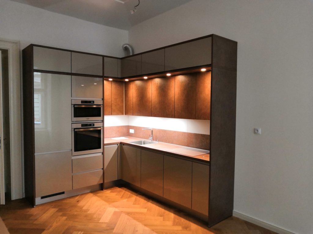 Moderní kuchyně na Smíchově v nápadité kombinaci pískové a bronzové