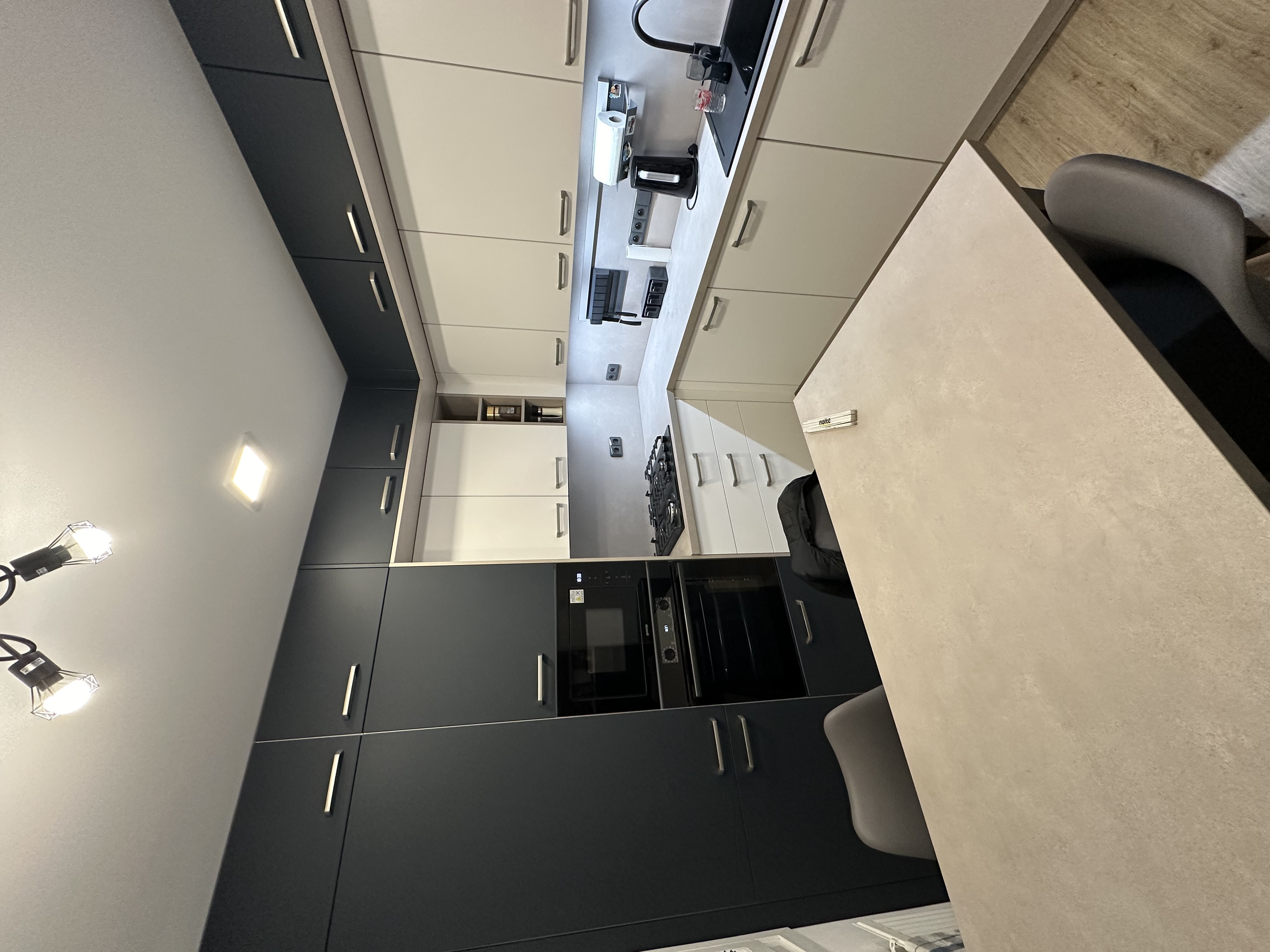 Modrá, bílá a beton: Moderní harmonie v kuchyni