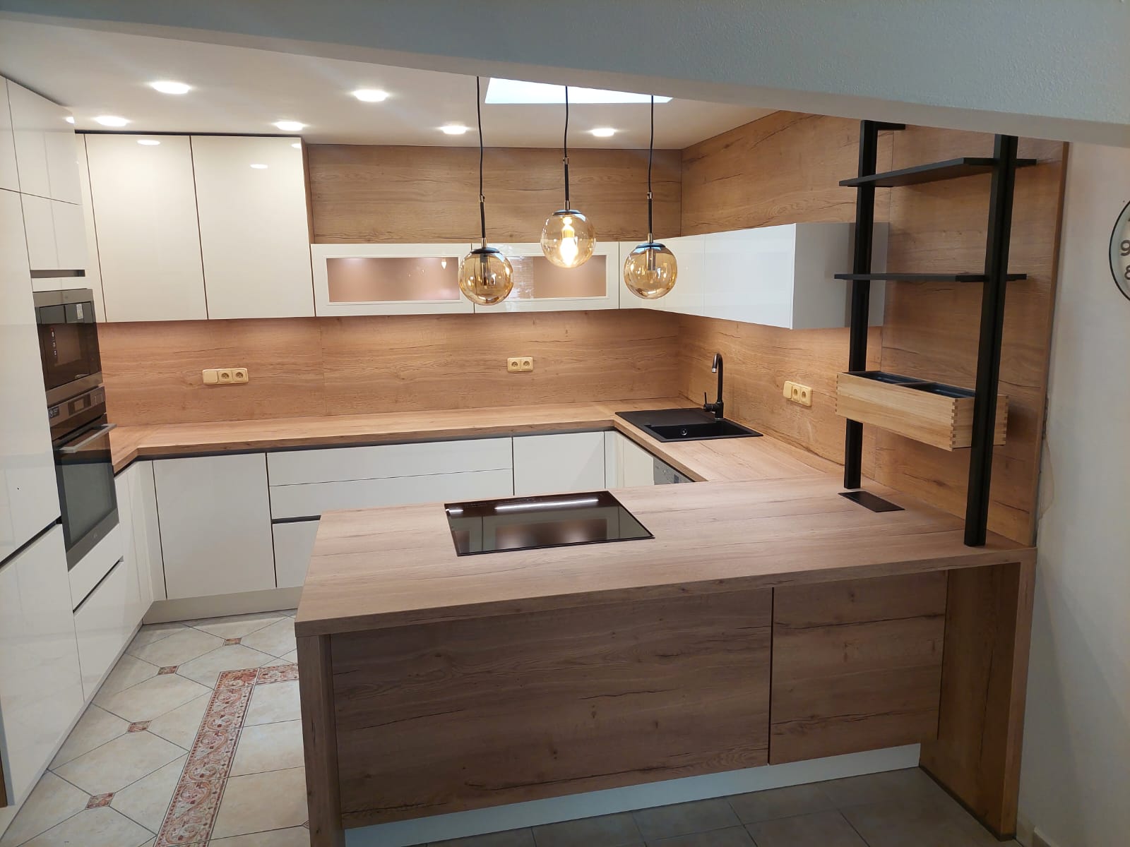 Elegantní kuchyně s kontrastem bílé a dřeva