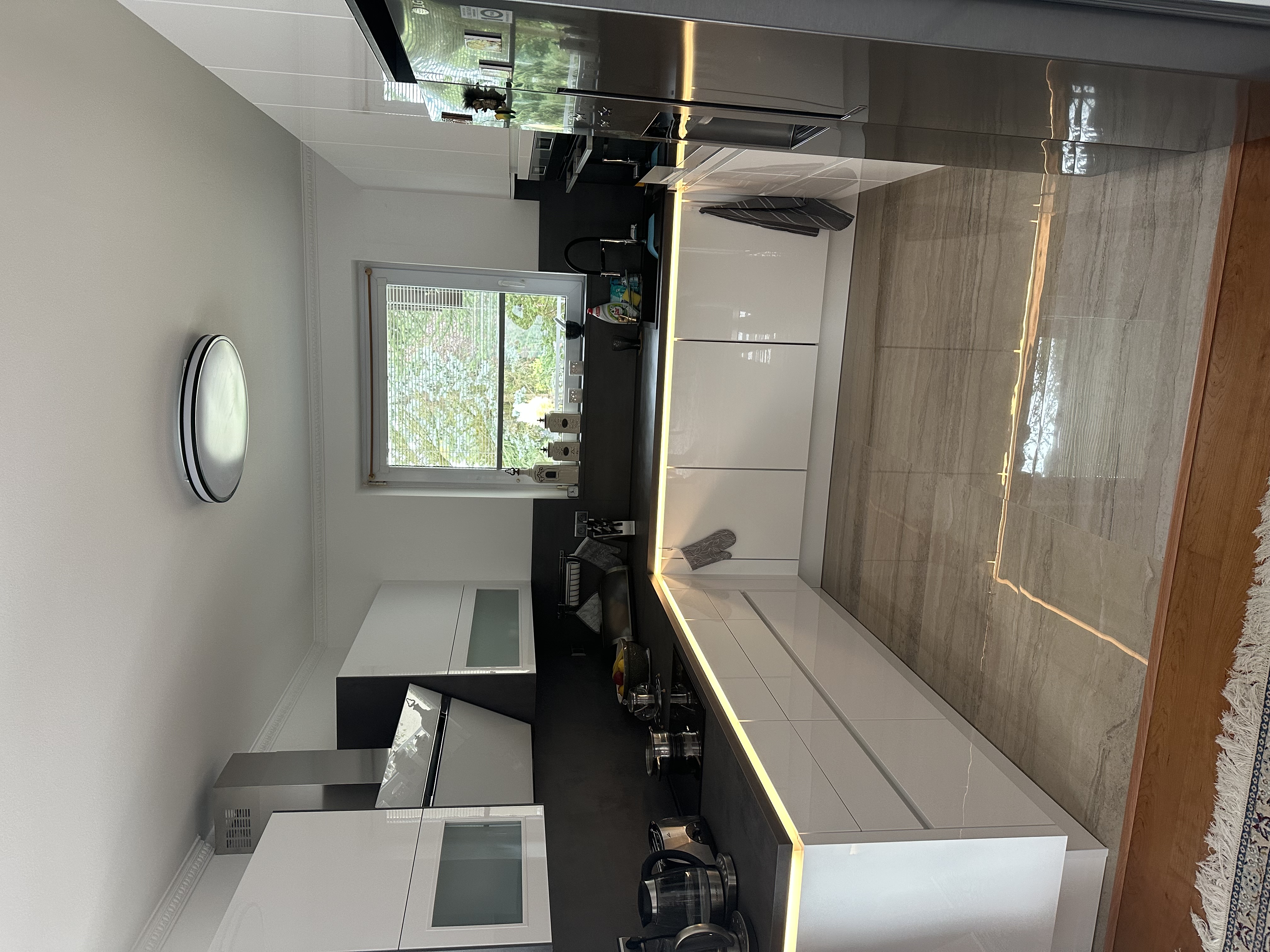 Bílá kuchyně s betonovou deskou